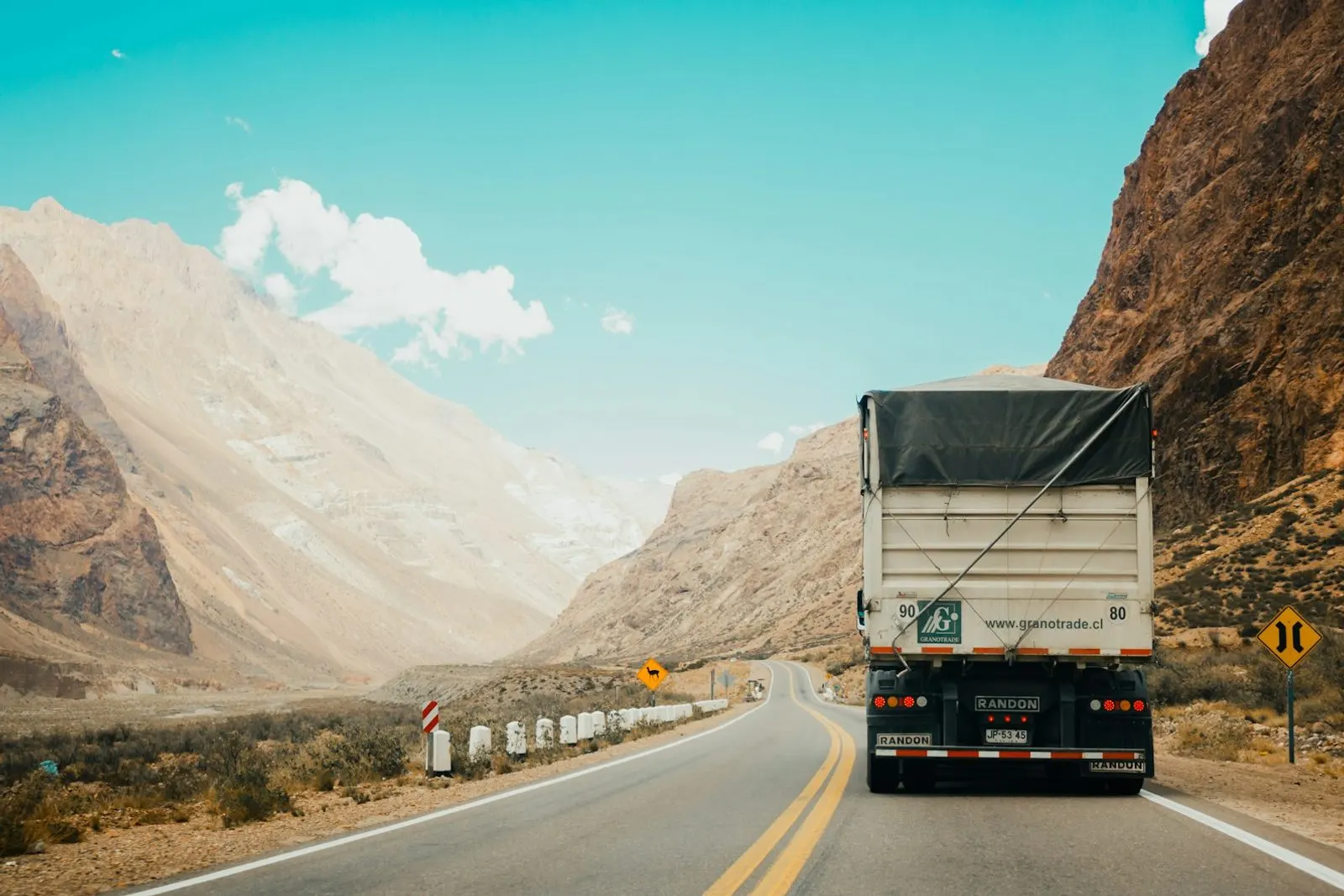 Camión de carga en una carretera de montaña