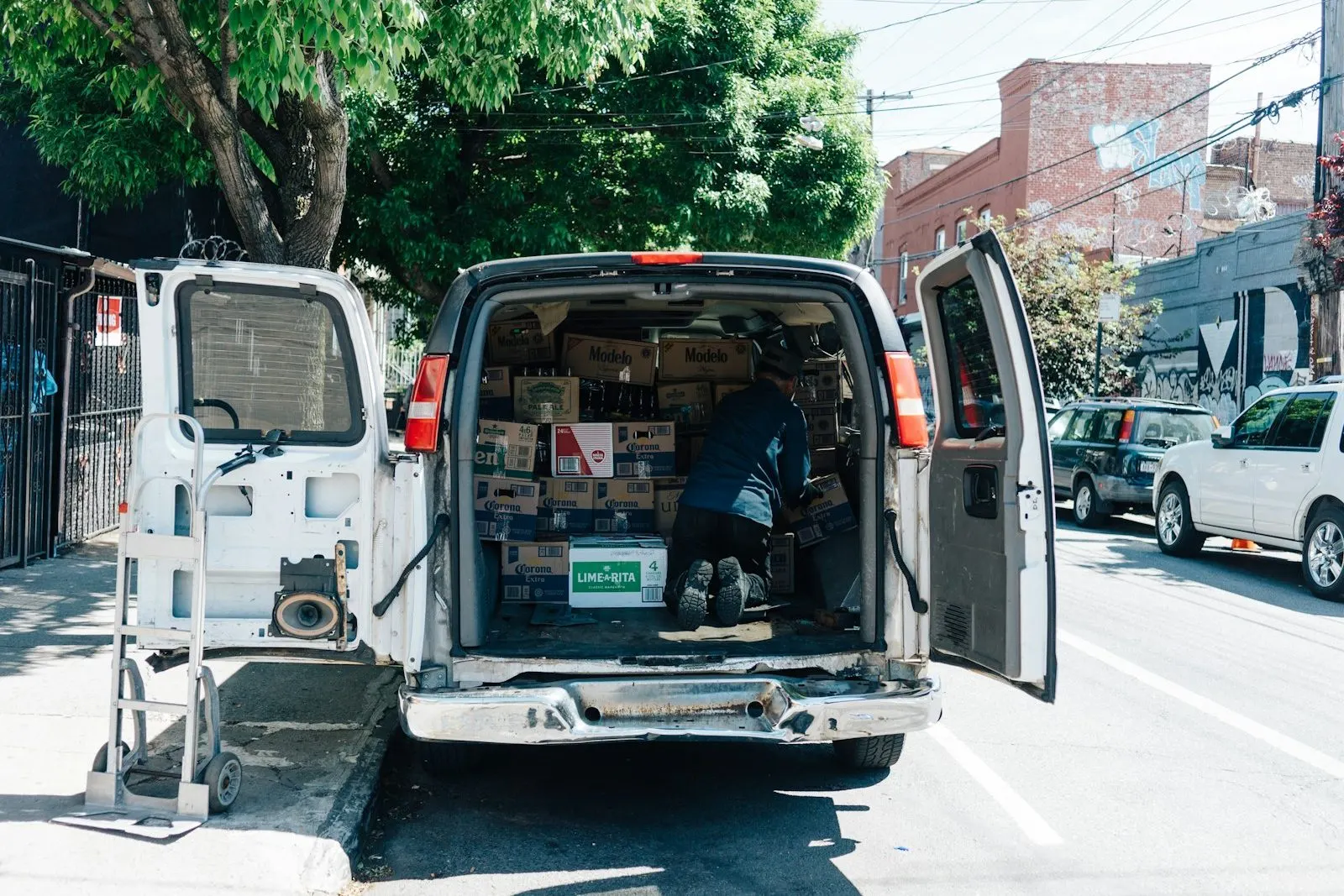 Furgoneta de reparto abierta con mercadería en la calle