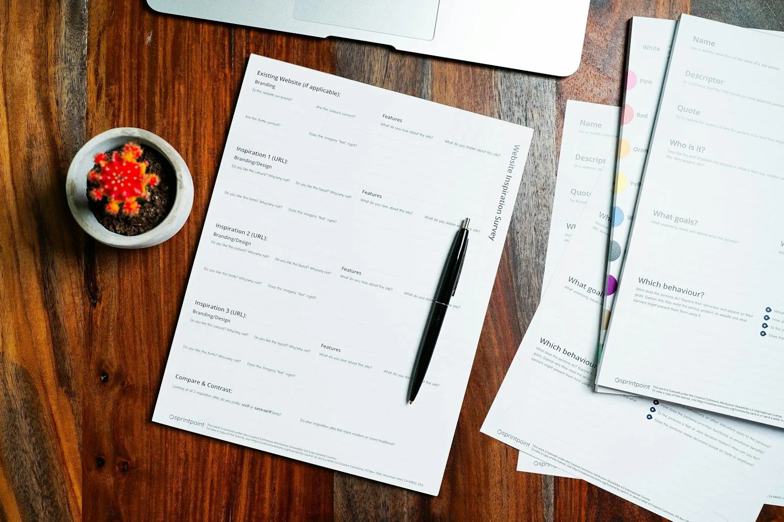 Documentos y lapicero sobre la mesa de trabajo